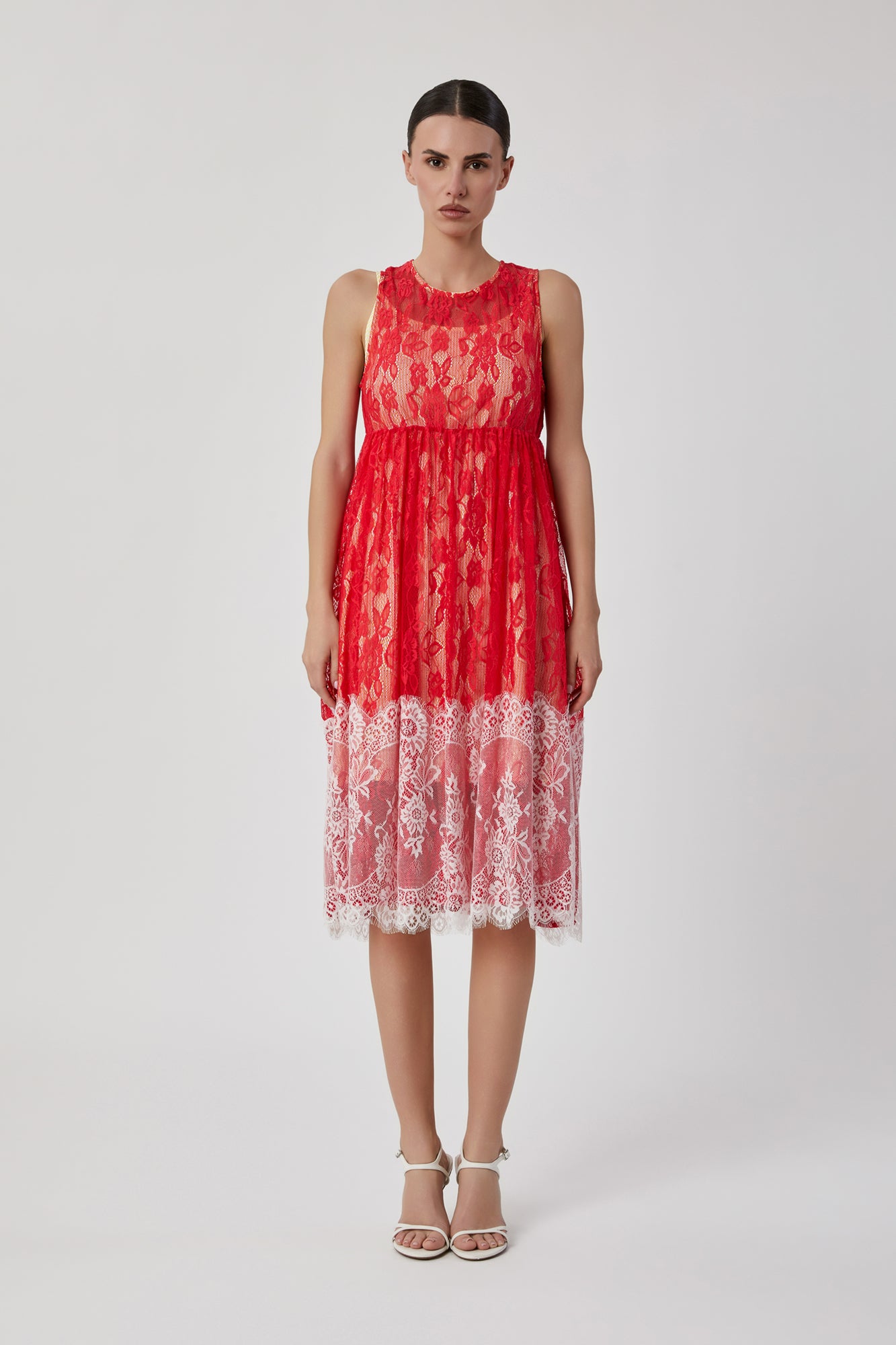 Abito da donna  rosso con macramè bianco