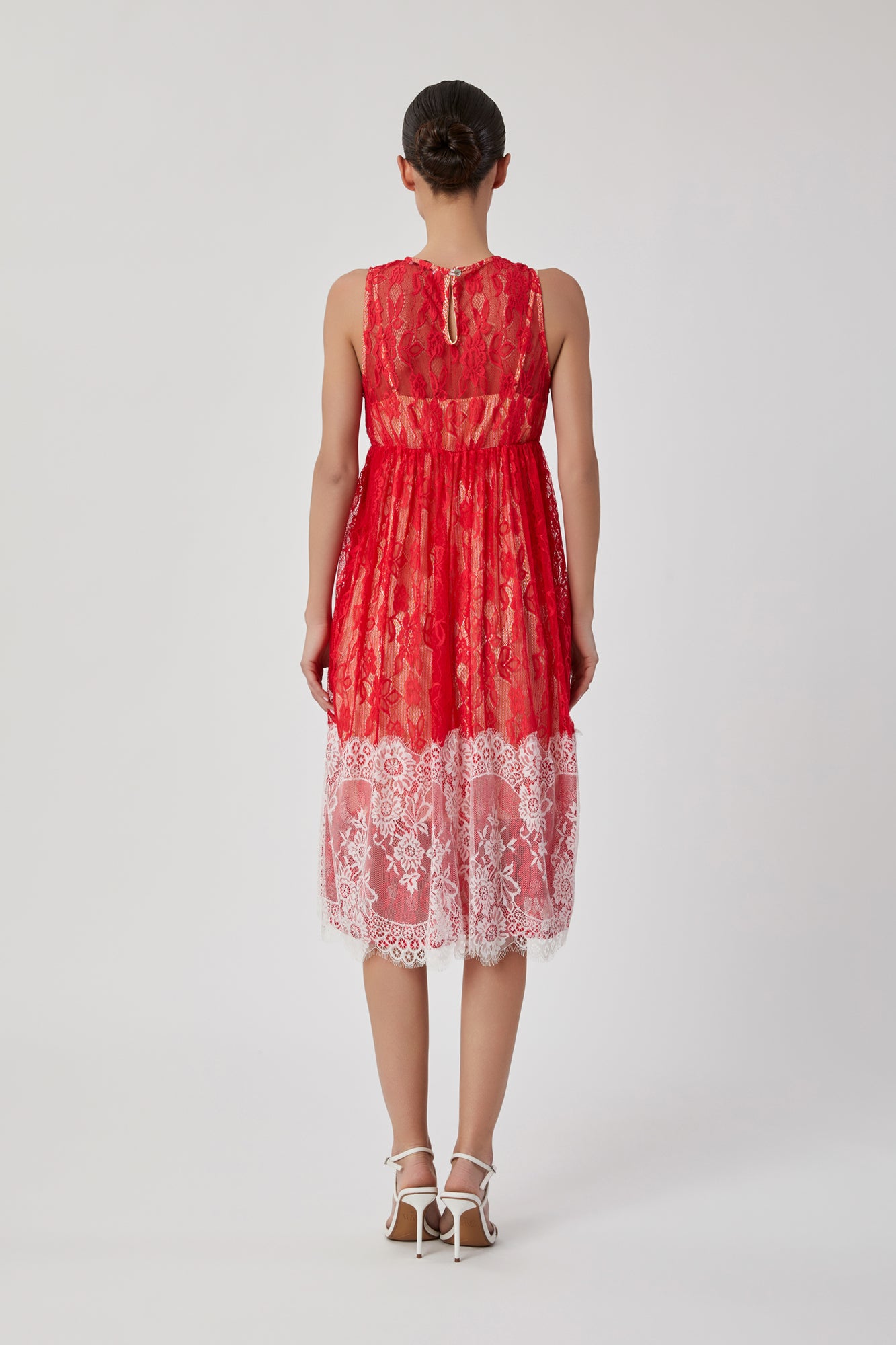 Abito da donna  rosso con macramè bianco