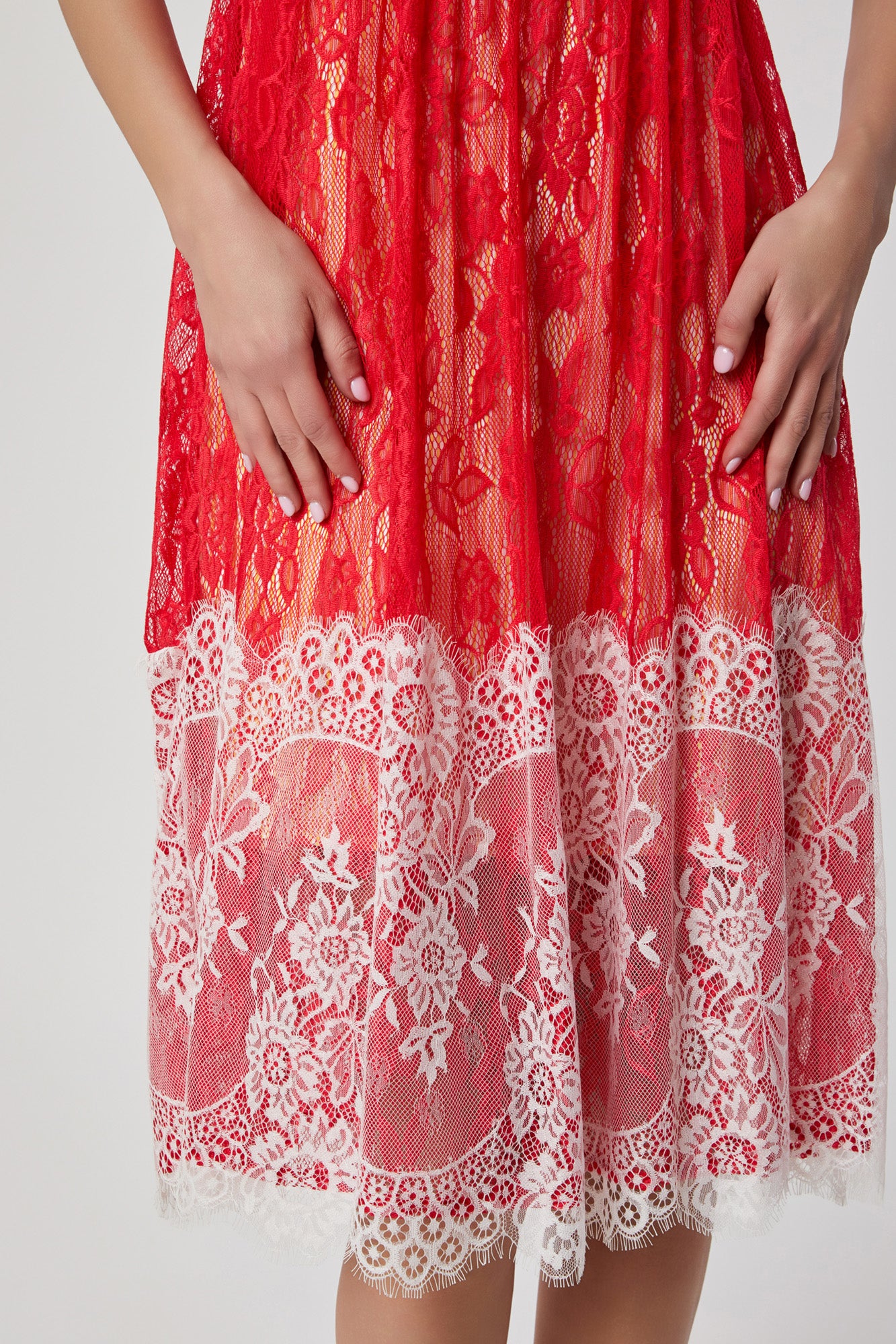 Abito da donna  rosso con macramè bianco